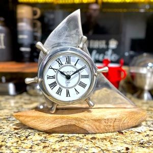 Ornament clock needs battery. Used.